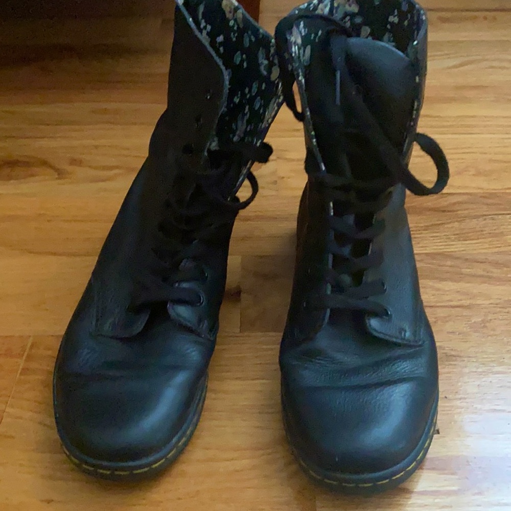Dr Martens Sheridan Black & floral Doc Martens